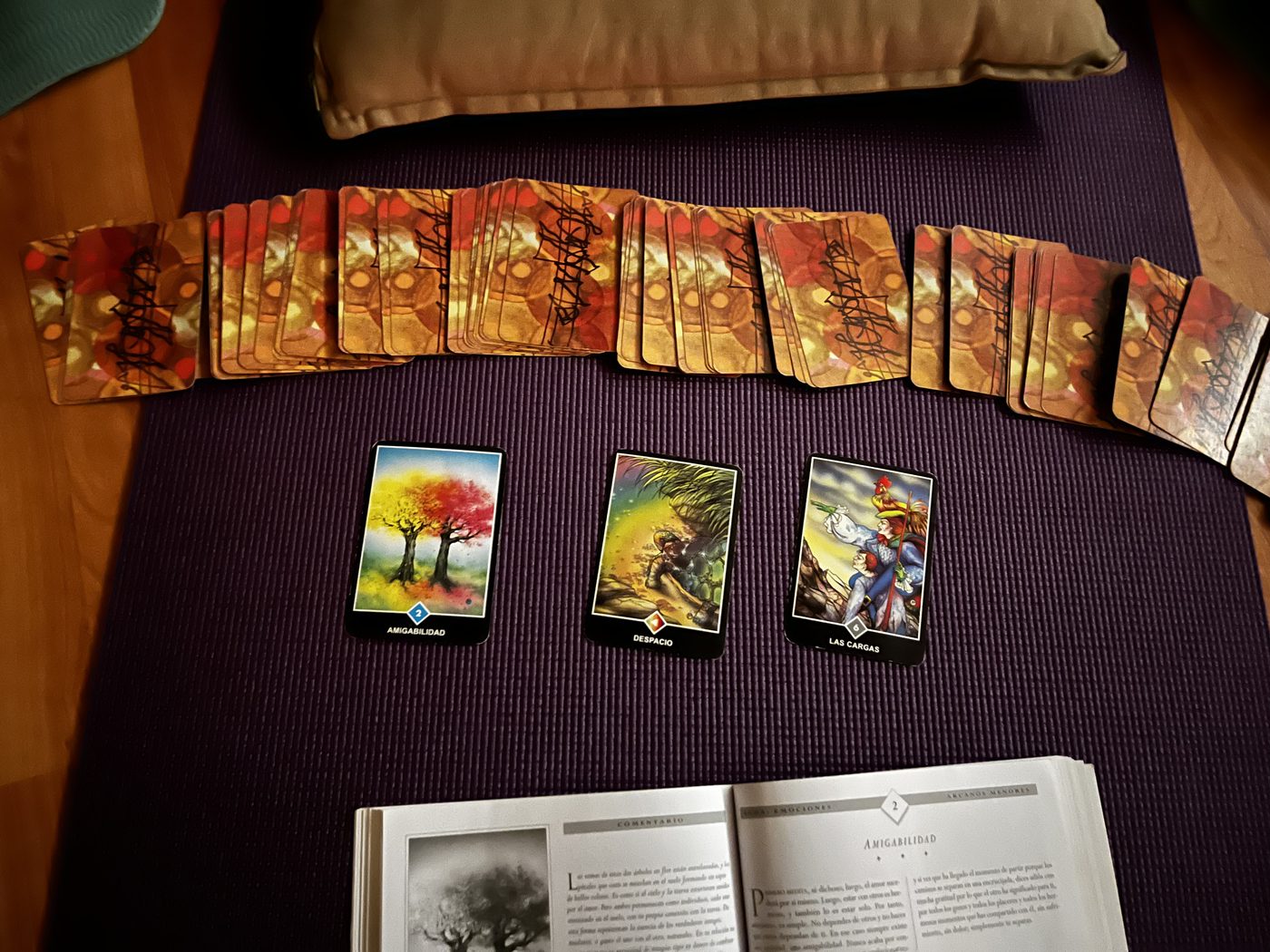 Cartas de reflexión sobre una esterilla durante una práctica introspectiva
